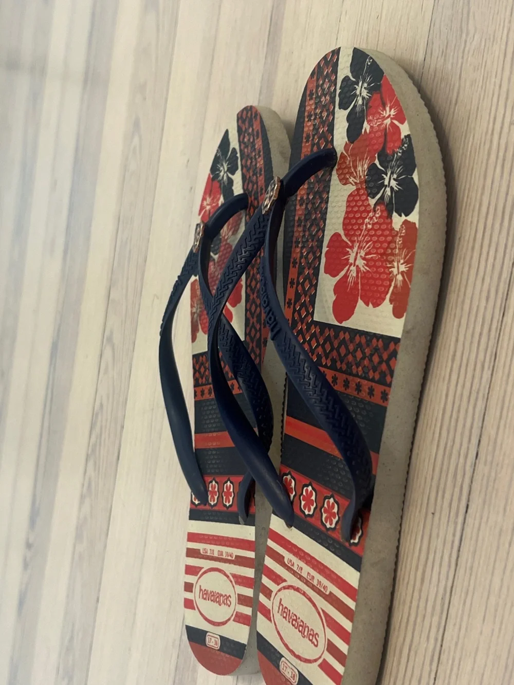 HAVAIANAS Women's Red & Navy Blue Tropical Floral Flip Flops Size 7/8